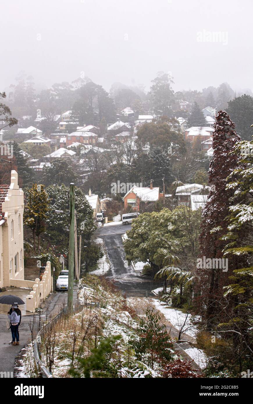 Sydney, Australia. 10 Giugno 2021. La gente cammina con il tempo innevato a Blue Mountain a ovest di Sydney, Australia, il 10 giugno 2021. Sydney il giovedì ha registrato il suo giorno più freddo in 37 anni, come un freddo antartico indugiato sullo stato australiano del nuovo Galles del Sud (NSW). Credit: Bai Xuefei/Xinhua/Alamy Live News Foto Stock