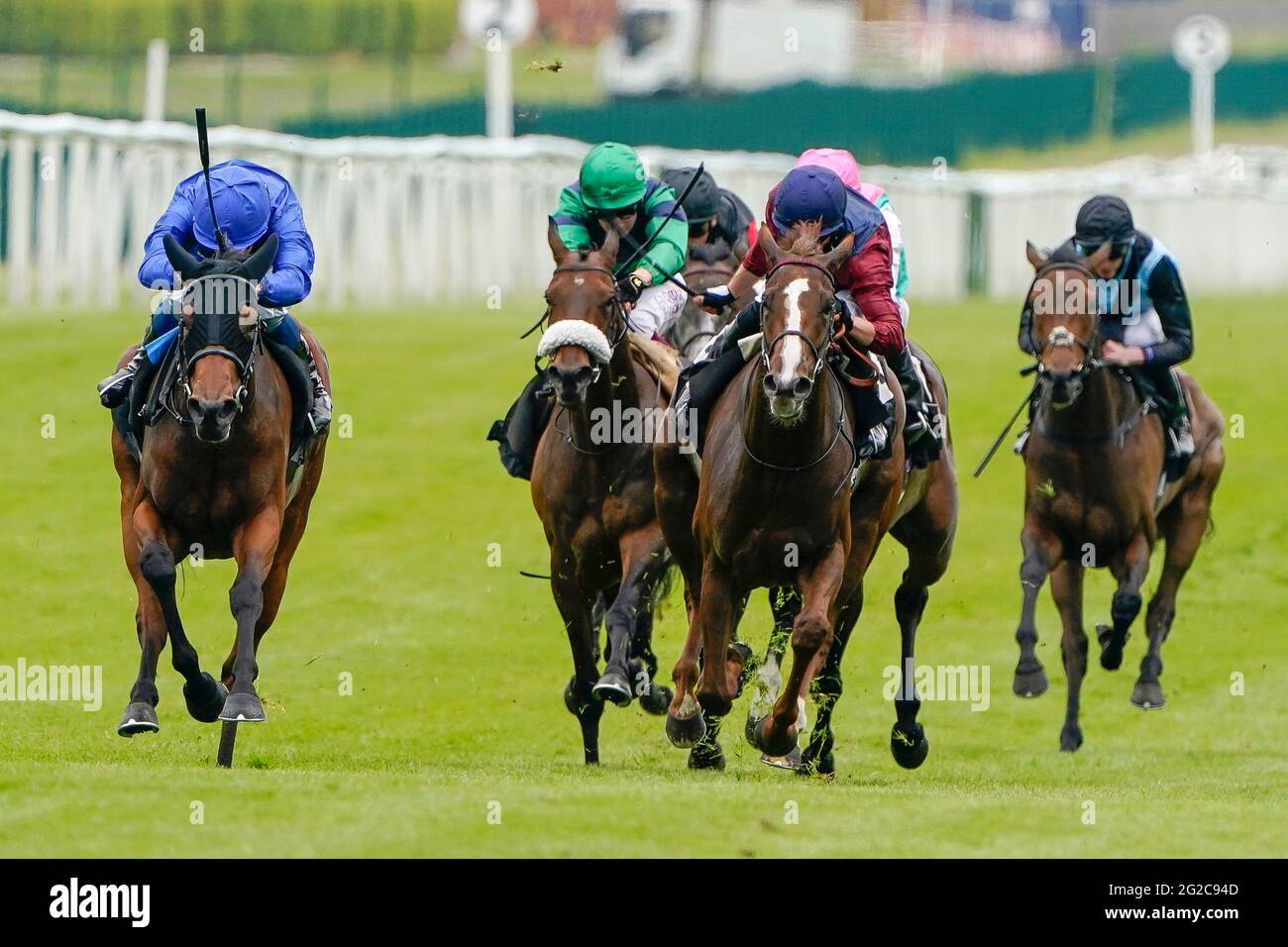 William Buick riding Creative Flair (a sinistra, blu) tornando a casa per vincere la Betfair British EBF Stakes all'ippodromo di Newbury. Data immagine: Giovedì 10 giugno 2021. Foto Stock