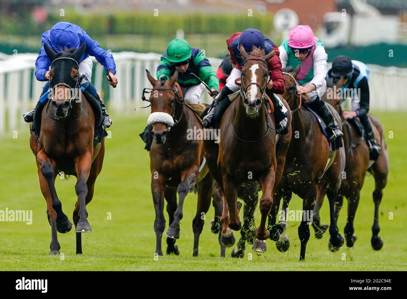 William Buick riding Creative Flair (a sinistra, blu) tornando a casa per vincere la Betfair British EBF Stakes all'ippodromo di Newbury. Data immagine: Giovedì 10 giugno 2021. Foto Stock