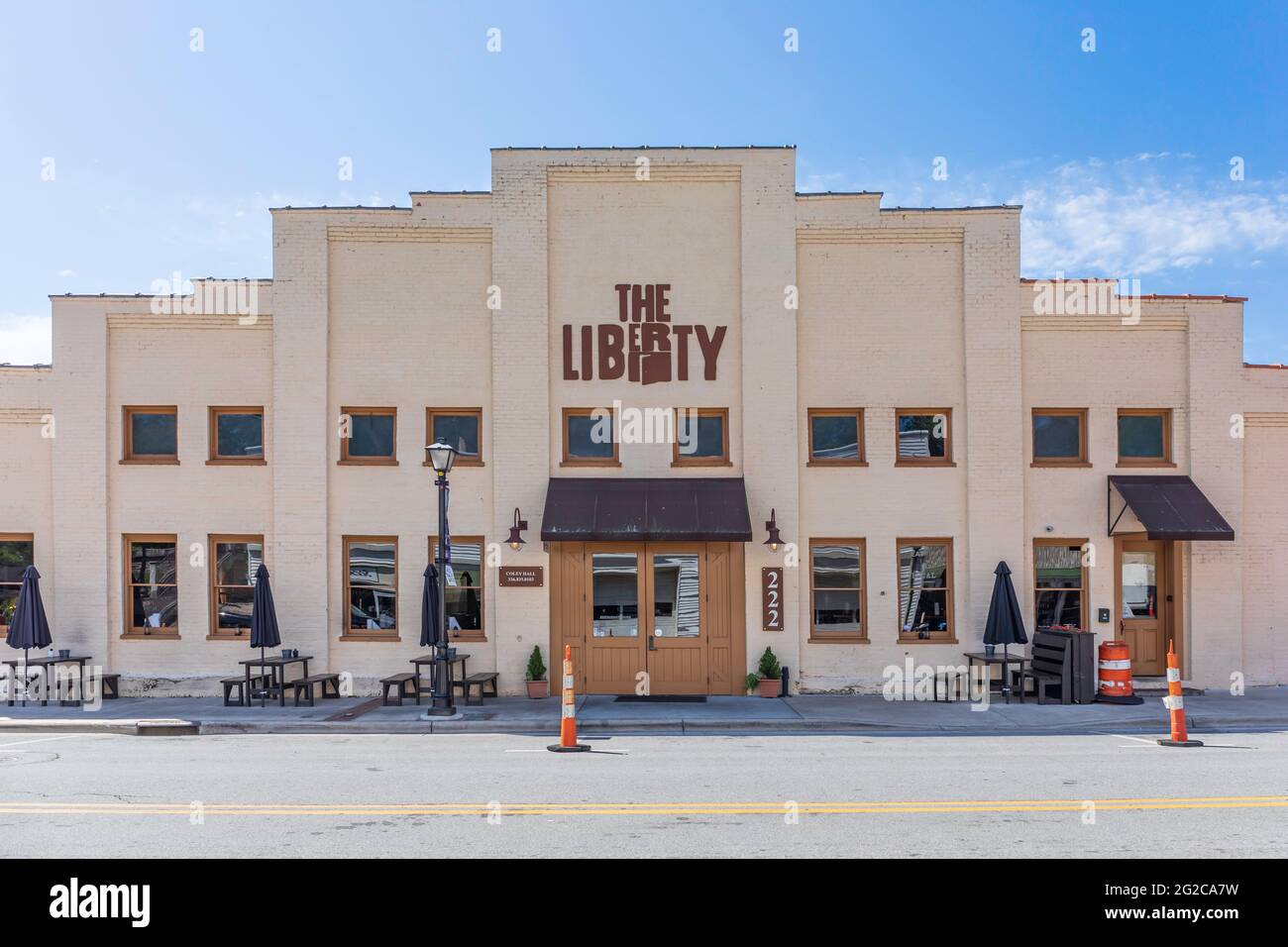 ELKIN, NC, USA-5 GIUGNO 2021: Il Liberty Building, originariamente un magazzino di tabacco, ora contiene Coley Hall, uno spazio per eventi per matrimoni e altri eventi. Foto Stock
