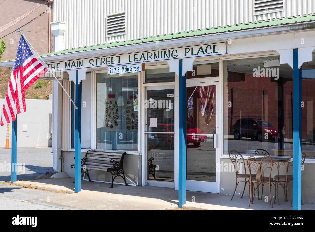ELKIN, NC, USA-5 GIUGNO 2021: Il Main Street Learning Place, un centro di assistenza per bambini, assistenza diurna e tutoring. Immagine orizzontale. Foto Stock ELKIN, NC, USA-5 GIUGNO 2021: Il Main Street Learning Place, un centro di assistenza per bambini, assistenza diurna e tutoring. Immagine orizzontale. Foto Stock