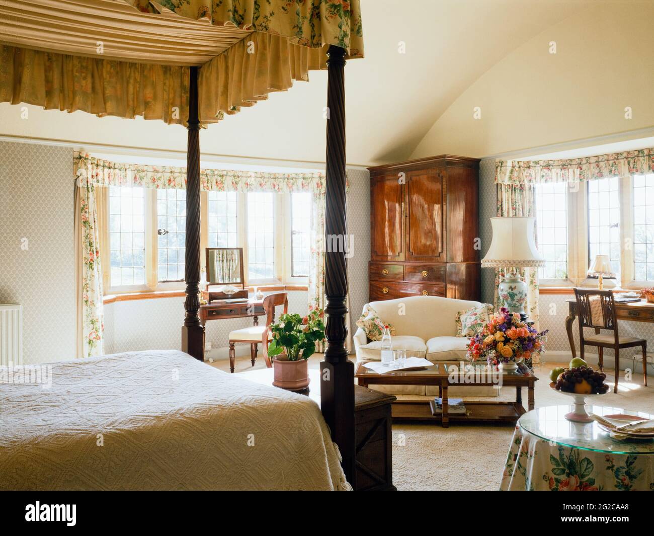 Camera edoardiana con letto a baldacchino Foto Stock
