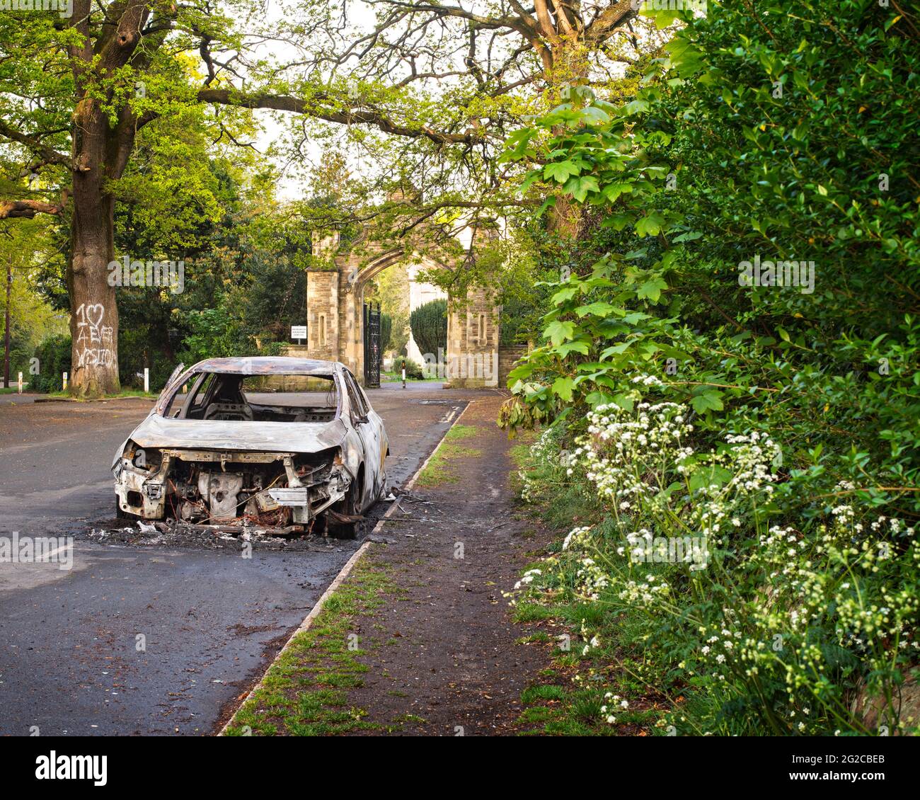 Un'auto Vauxhall Astra bruciata abbandonata in Cemetery Road a Southampton Foto Stock