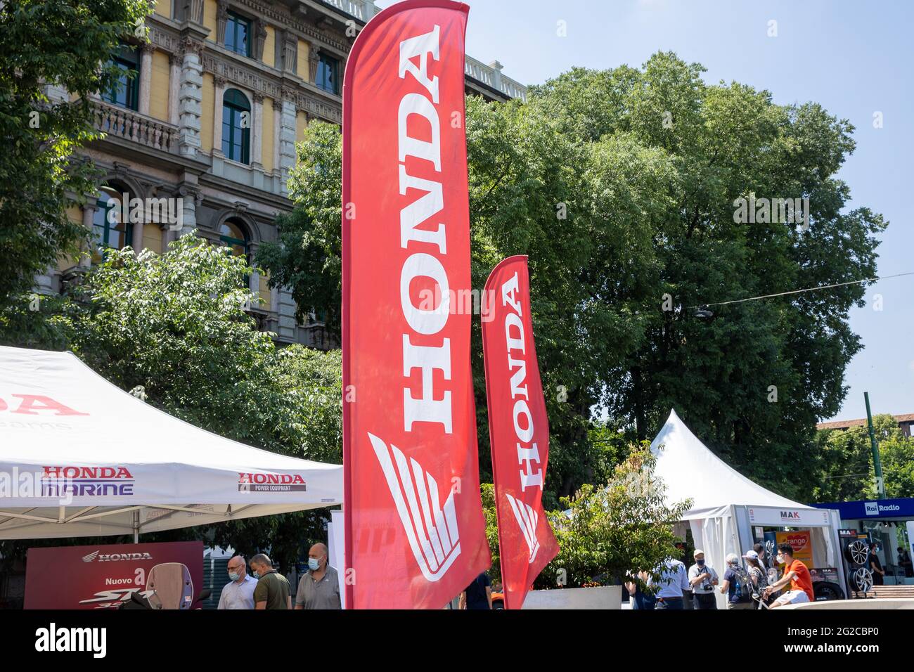 Milano, Italia. 10 giugno 2021. Logo honda Flags - MILANO, ITALIA, il Salone dell'automobile di Monza, dal 10 al 13 giugno 2021 a Milano e Monza e presenterà le novità dei 60 costruttori di auto e moto partecipanti. Con un formato democratico, in cui i marchi esporranno le loro vetture su stand uguali, MIMO vuole dare un segnale di riavviamento al mondo della fiera e del settore automobilistico, con un libero accesso e una mostra sicura. Credit: Christian Santi/Alamy Live News Foto Stock