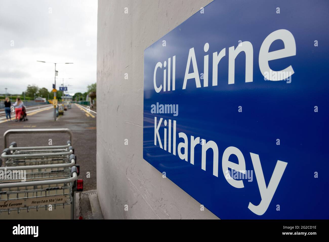 Stazione ferroviaria Irlanda cartello bilingue per la stazione ferroviaria di Killarney a Killarney, Contea di Kerry, Irlanda Foto Stock