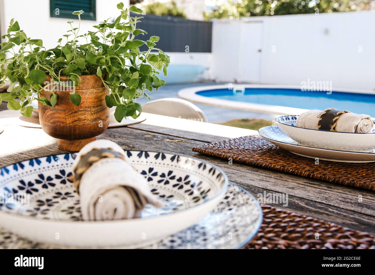 Posizionare le impostazioni sul tavolo in giardino Foto Stock