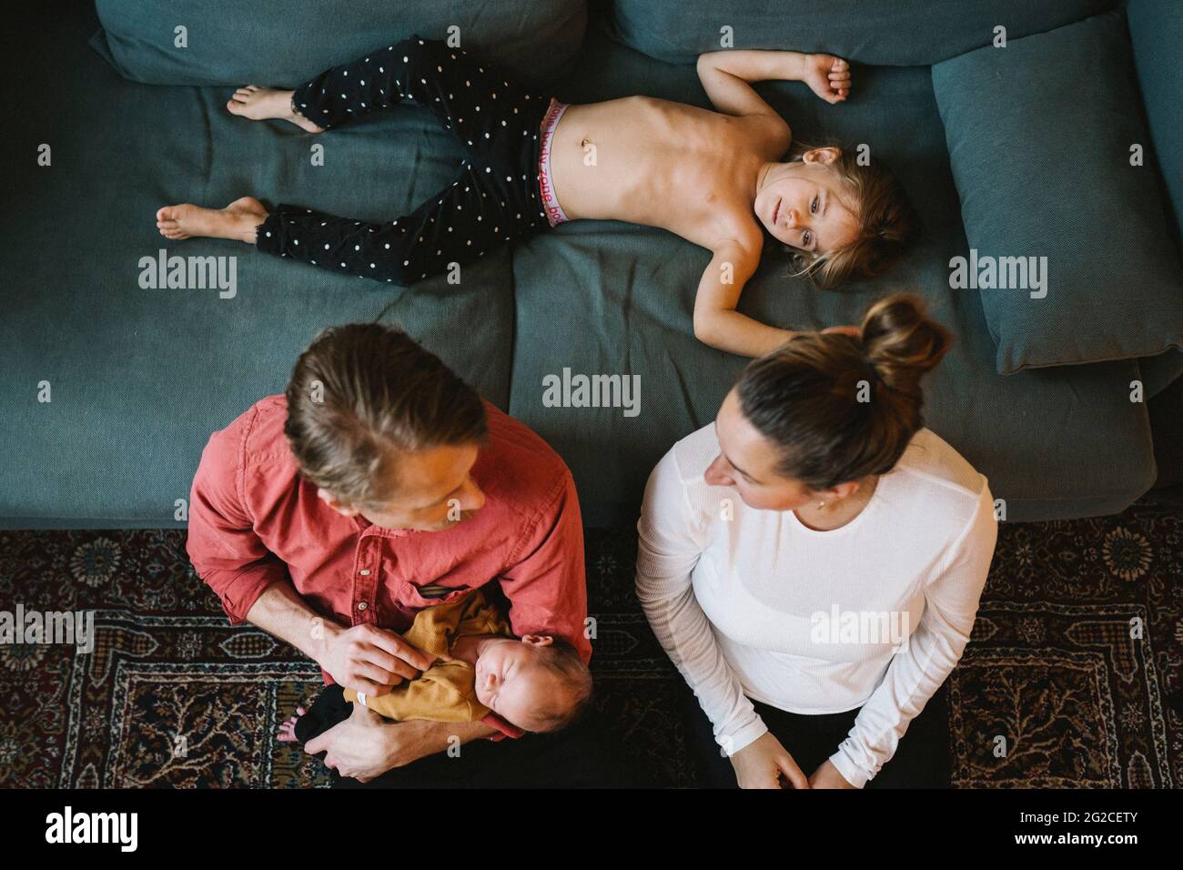 Genitori con due bambini in soggiorno Foto Stock