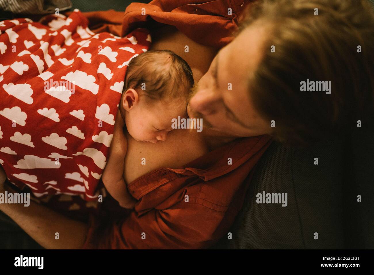 Padre con neonati Foto Stock