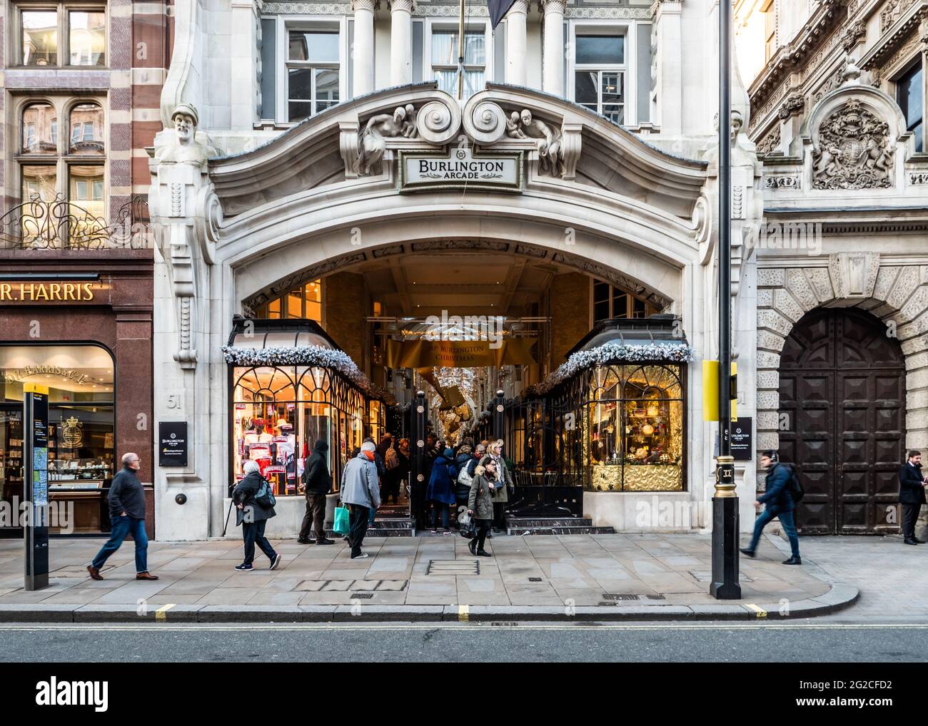 Burlington Arcade, Piccadilly, Londra. Il Grand façade all'esclusiva galleria di negozi di beni di lusso, arte e antiquariato vicino Bond Street. Foto Stock