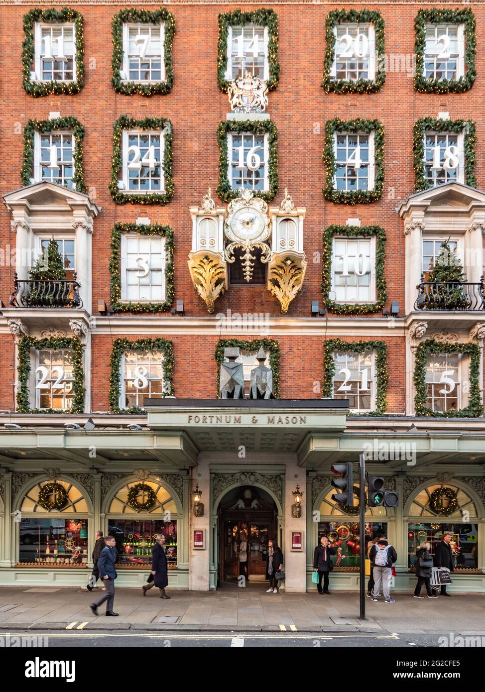 Fortnum & Masons, Londra. La façade al grande magazzino di alta classe su Piccadilly, decorato per Natale con un tema di calendario dell'avvento. Foto Stock