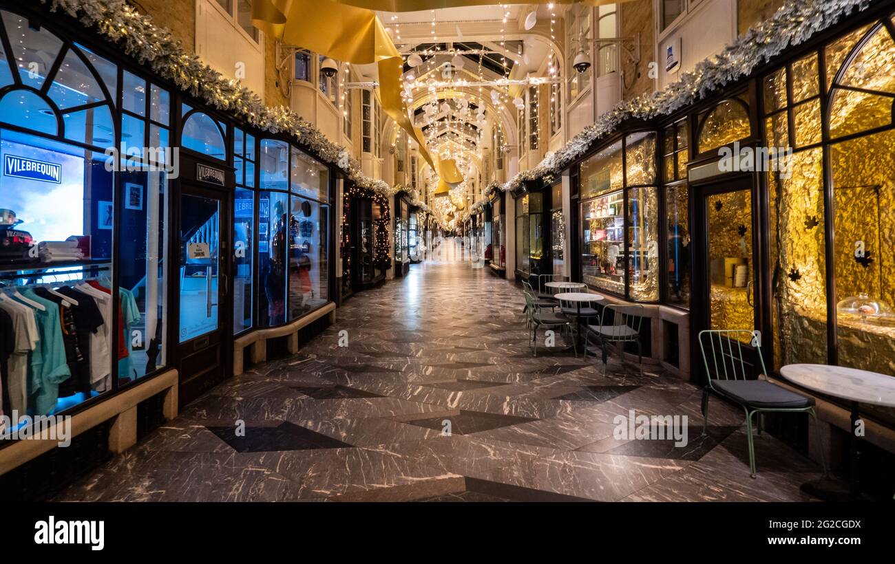 Burlington Arcade, Piccadilly, Londra. Una vista dell'esclusiva galleria per lo shopping decorata per la stagione natalizia senza shopping in vista. Foto Stock