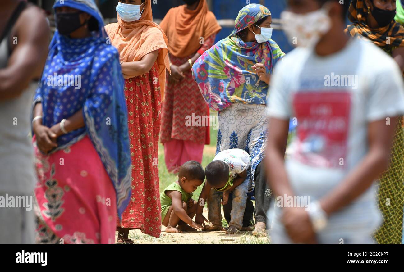 Bengaluru, India. 10 Giugno 2021. I bambini rifugiati Rohingya giocano mentre accompagnano le loro madri in attesa di razione nel loro campo di Jakkur. Mentre la gente ha intenzione di aiutare, Non è possibile senza l'aiuto dei donatori dice il dottor Shama Shareef che ha aiutato regolarmente i rifugiati Rohingya/Banjara/Bangladesi con razione. Archana Lemanja Tomar ha collaborato con GOONJ Bengaluru verso il drive di distribuzione giovedì a Bengaluru. (Foto di Meghana Sastry/SOPA Images/Sipa USA) Credit: Sipa USA/Alamy Live News Foto Stock
