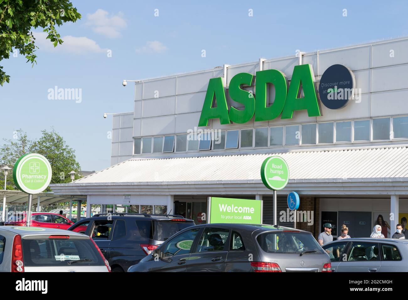 ASDA Store front, logo, Benvenuti all'ASDA, parcheggio, ingresso al negozio, Londra, Inghilterra, Gran bretagna, negozio inglese, Regno Unito Foto Stock