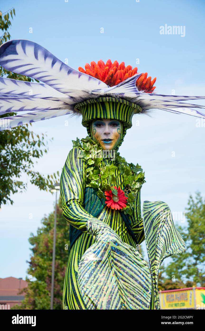 Puyallup, WA USA 10 settembre 2015: Donna partecipante a un costume di fiori di piante alla fiera dello stato di Washington, la più grande attrazione singola della st Foto Stock