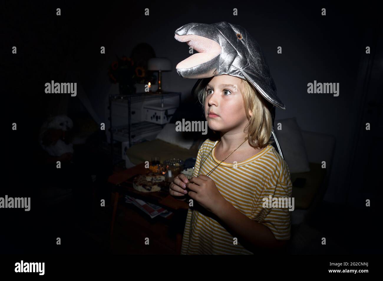 Ragazzo che indossa un delfino headdress Foto Stock