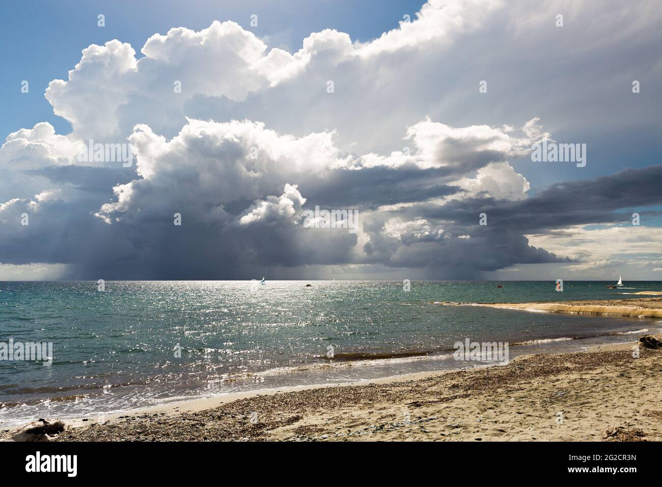 Temporale in avvicinamento dal mare. Moriani-Plage, Corsica, Francia Foto Stock