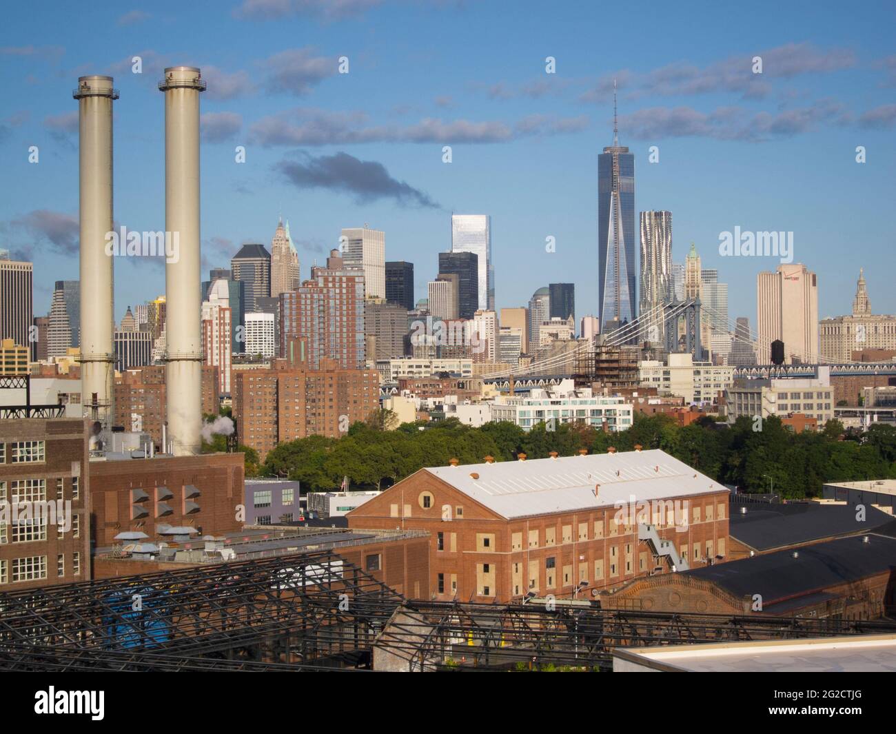 Una vista dello skyline di Manhattan dal Brooklyn Navy Yards Complex. A New York City, New York. Foto Stock