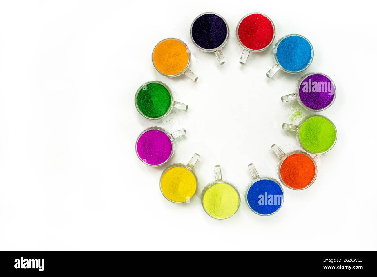 Colori riempiti a forma rotonda multicolore isolati su sfondo bianco con spazio di copia Foto Stock