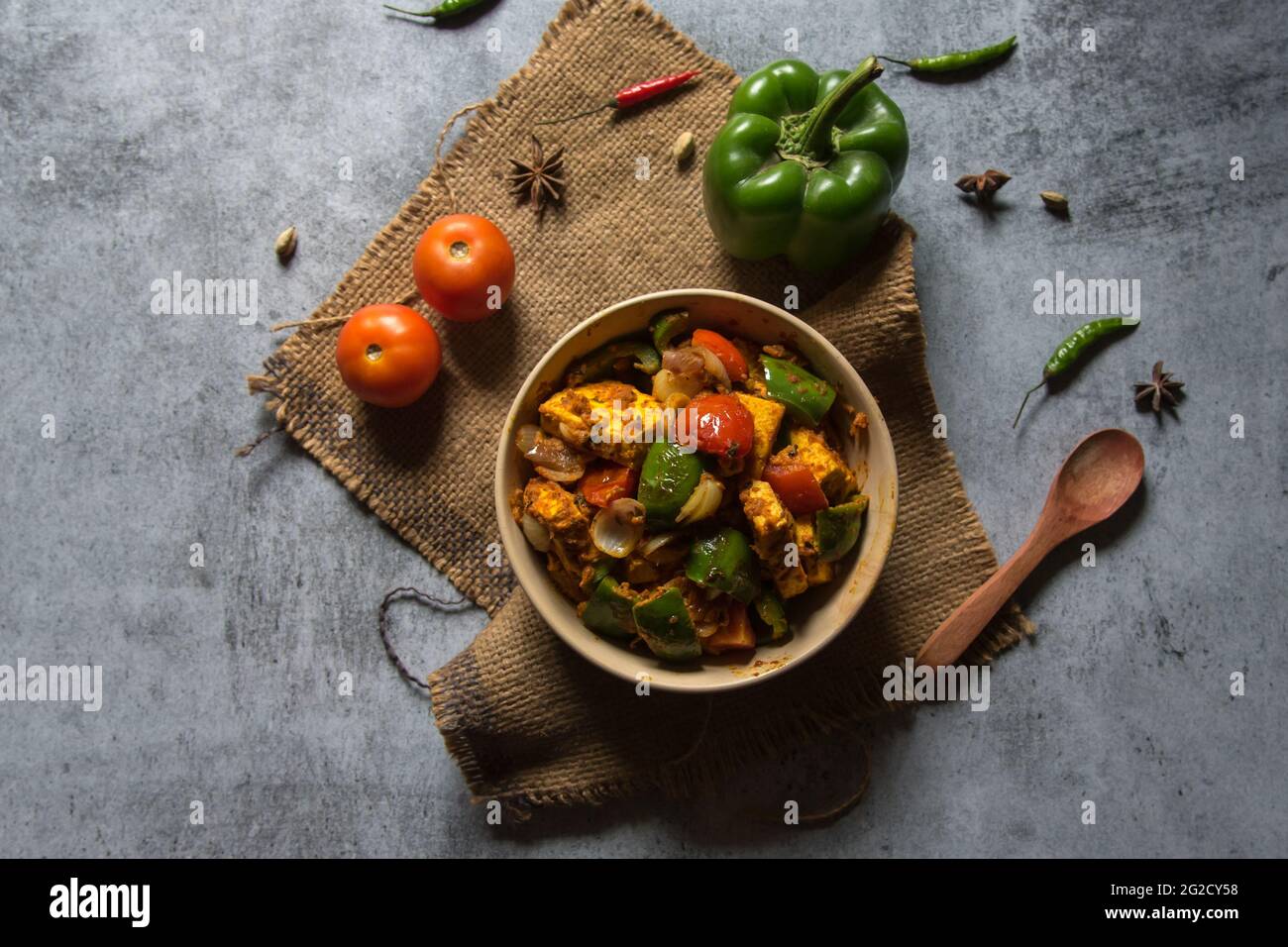 Kadai Paneer, un popolare piatto semi secco dell'India del nord fatto cucinando paneer o pomodori al formaggio di cottage e peperoni con spezie fresche macinate. Foto Stock