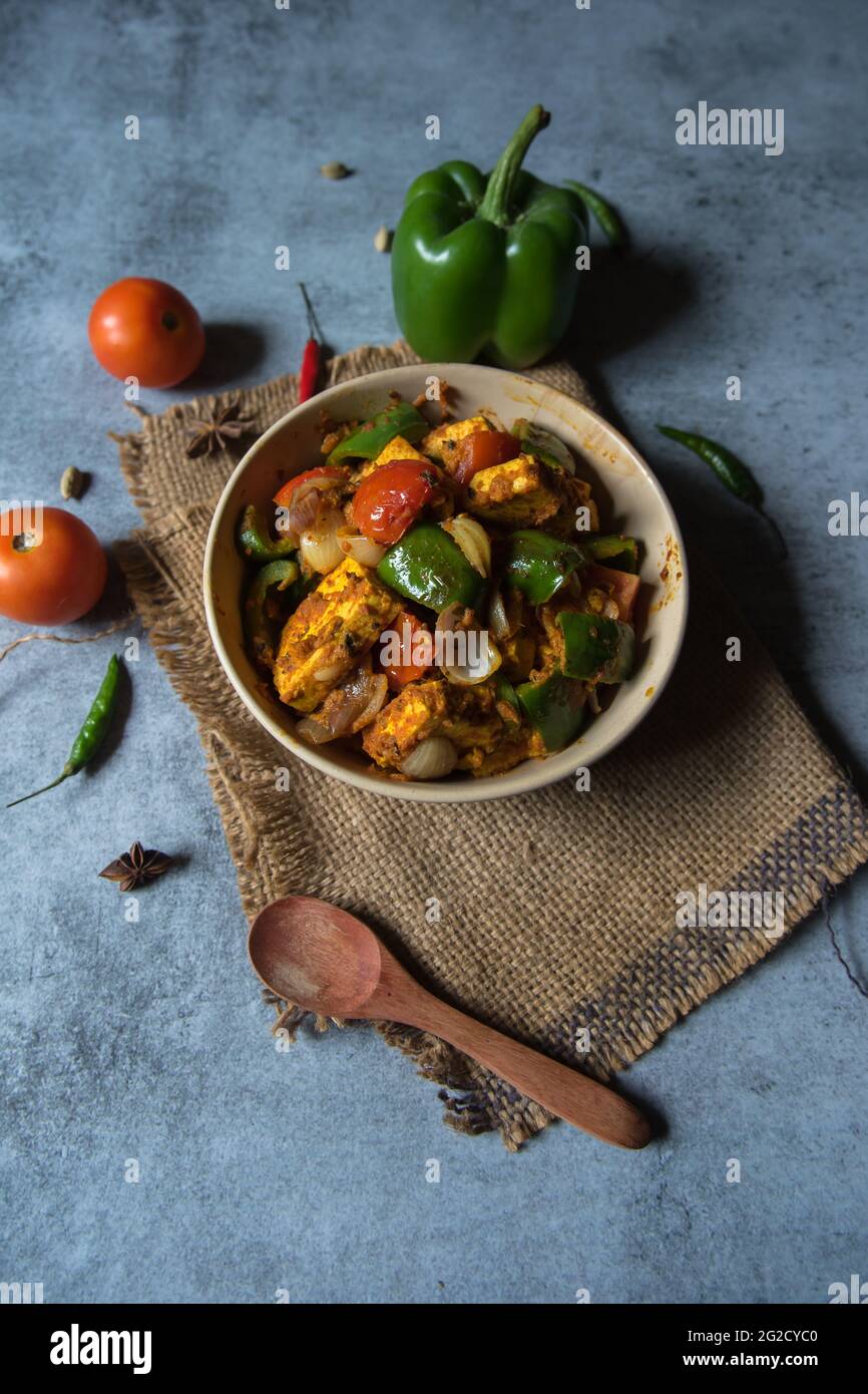 Kadai Paneer, un popolare piatto semi secco dell'India del nord fatto cucinando paneer o pomodori al formaggio di cottage e peperoni. Vista dall'alto Foto Stock