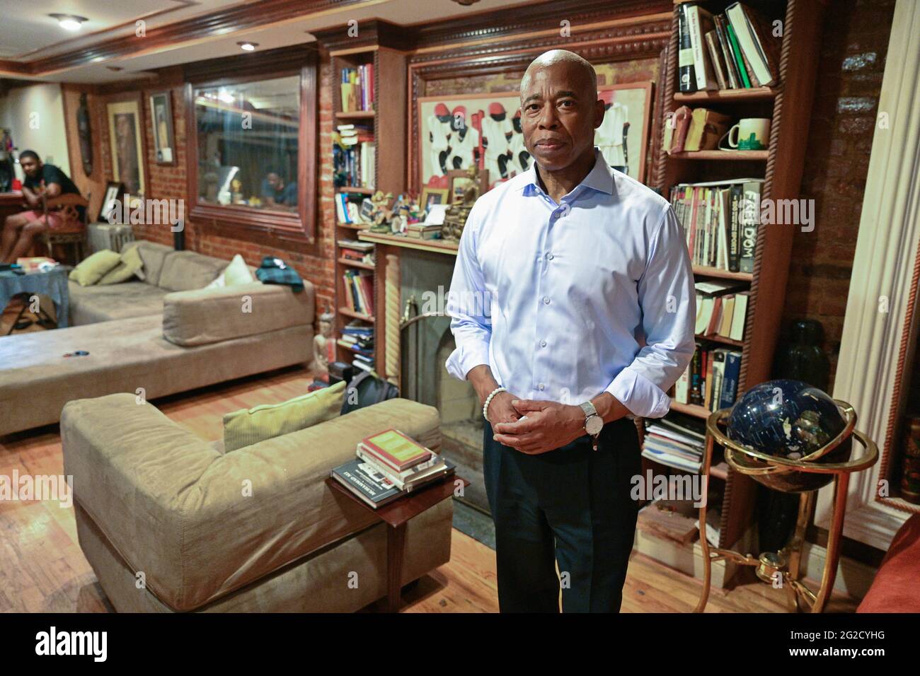 Il presidente del distretto di Brooklyn, Eric Adams, ospita una colazione con i giornalisti a casa sua nel quartiere Bedford-Stuyvesant di Brooklyn a New York. 9 J Foto Stock