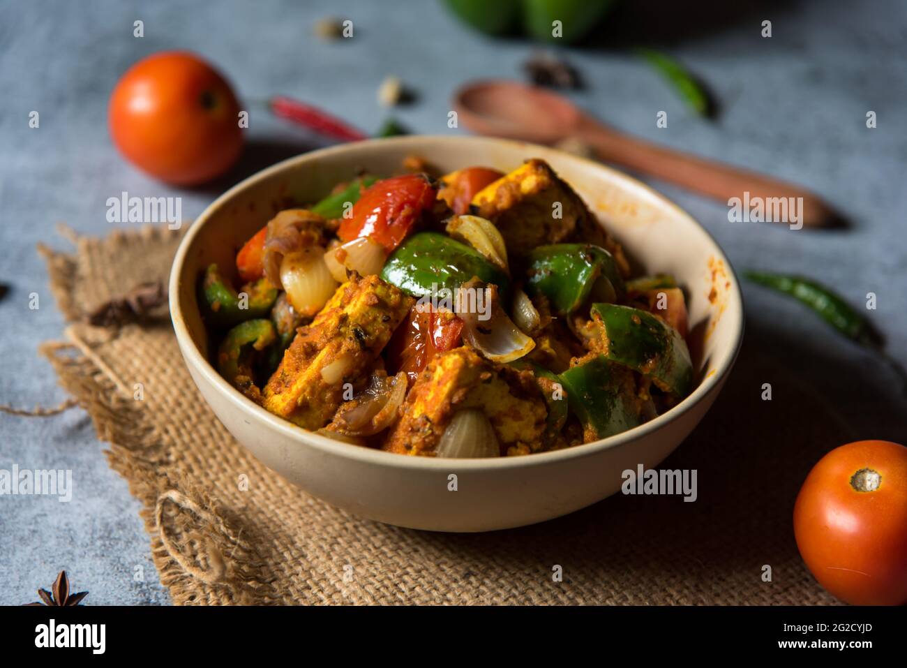 Kadai Paneer, un popolare piatto semi secco dell'India del nord fatto cucinando paneer o pomodori al formaggio di cottage e peperoni. Primo piano. Foto Stock