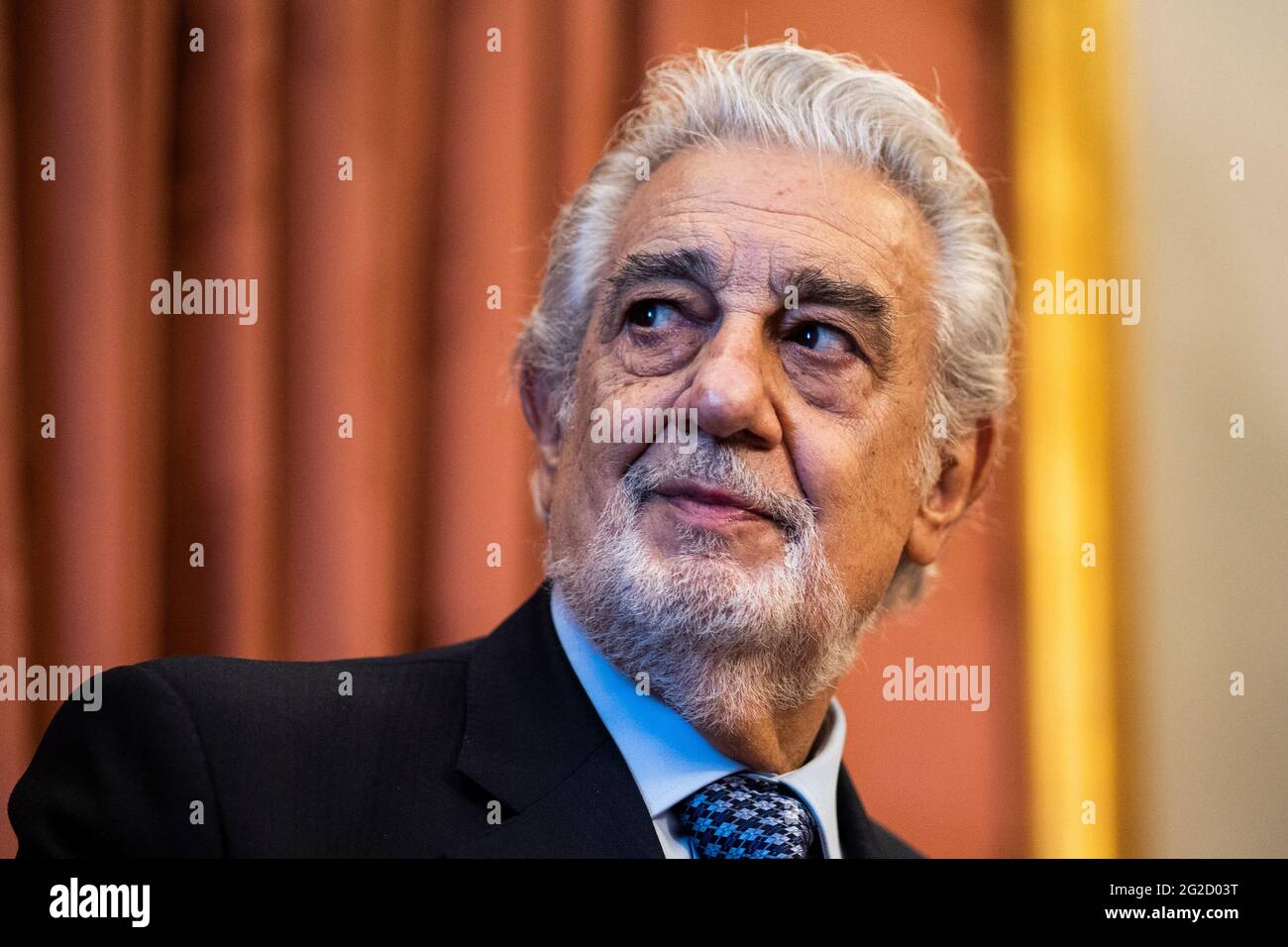 Il tenore Placido Domingo ha pronunciato un discorso in quanto riceve il titolo di Ambasciatore Onorario del Patrimonio Mondiale della Spagna presso il Teatro Real di Madrid. Domingo riceve questo titolo in coincidenza con il suo ritorno in Spagna per esibirsi in due concerti, a Madrid e Marbella. L'emblema gli è dato dall'associazione ADIPROPE (Associazione per la diffusione e la promozione del Patrimonio Mondiale della Spagna), dedicata alla cura e alla promozione della conoscenza del Patrimonio Mondiale della Spagna. Foto Stock