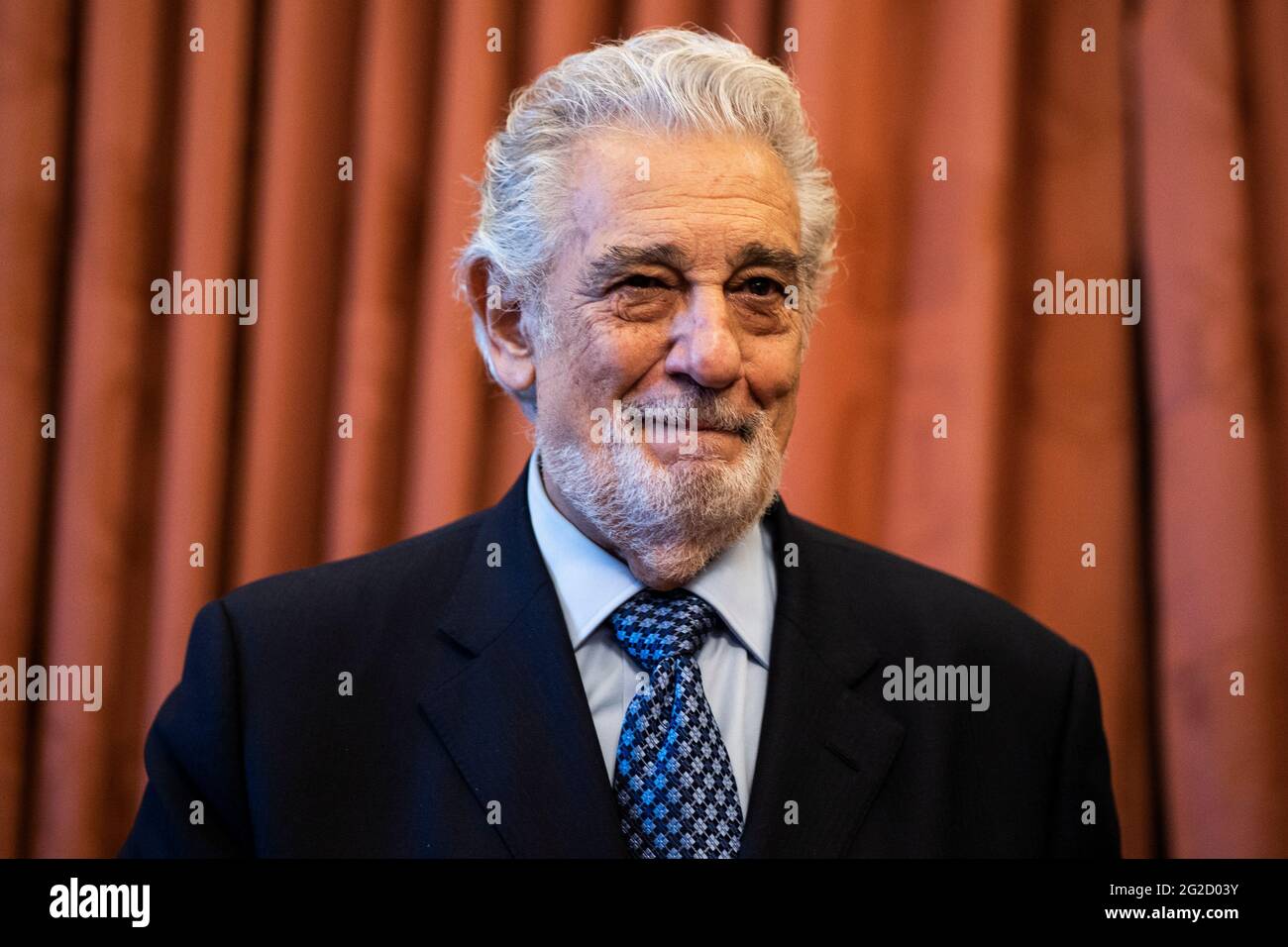 Il tenore Placido Domingo ha pronunciato un discorso in quanto riceve il titolo di Ambasciatore Onorario del Patrimonio Mondiale della Spagna presso il Teatro Real di Madrid. Domingo riceve questo titolo in coincidenza con il suo ritorno in Spagna per esibirsi in due concerti, a Madrid e Marbella. L'emblema gli è dato dall'associazione ADIPROPE (Associazione per la diffusione e la promozione del Patrimonio Mondiale della Spagna), dedicata alla cura e alla promozione della conoscenza del Patrimonio Mondiale della Spagna. Foto Stock