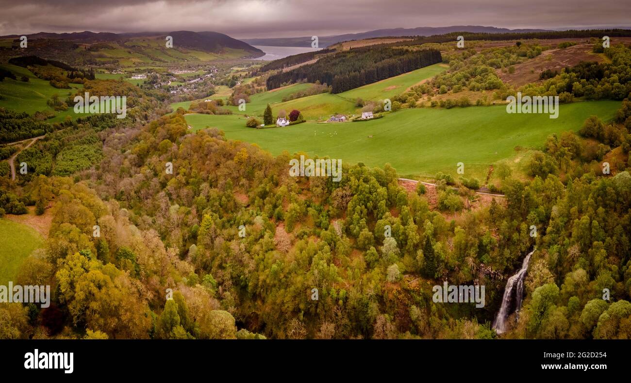 Ho mandato il drone fuori per un breve volo serale dalla casa per vedere come le cascate si stavano prendendo cura degli ultimi giorni di pioggia pesante, è sempre s Foto Stock