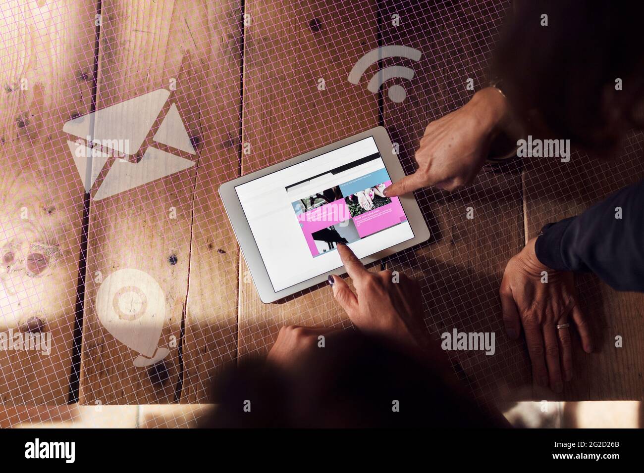 Persone che utilizzano vari servizi su tablet digitale Foto Stock