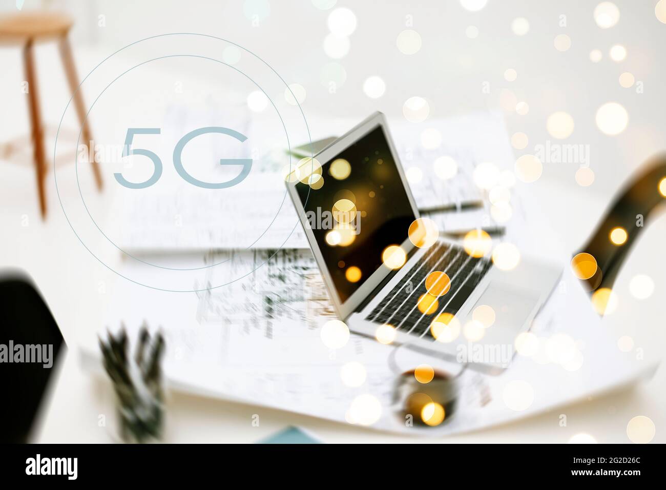 Computer portatile collegato alla rete 5G Foto Stock