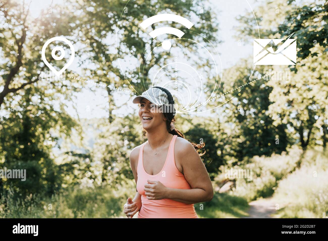 Donna che fa jogging con cuffie collegate a vari servizi internet Foto Stock