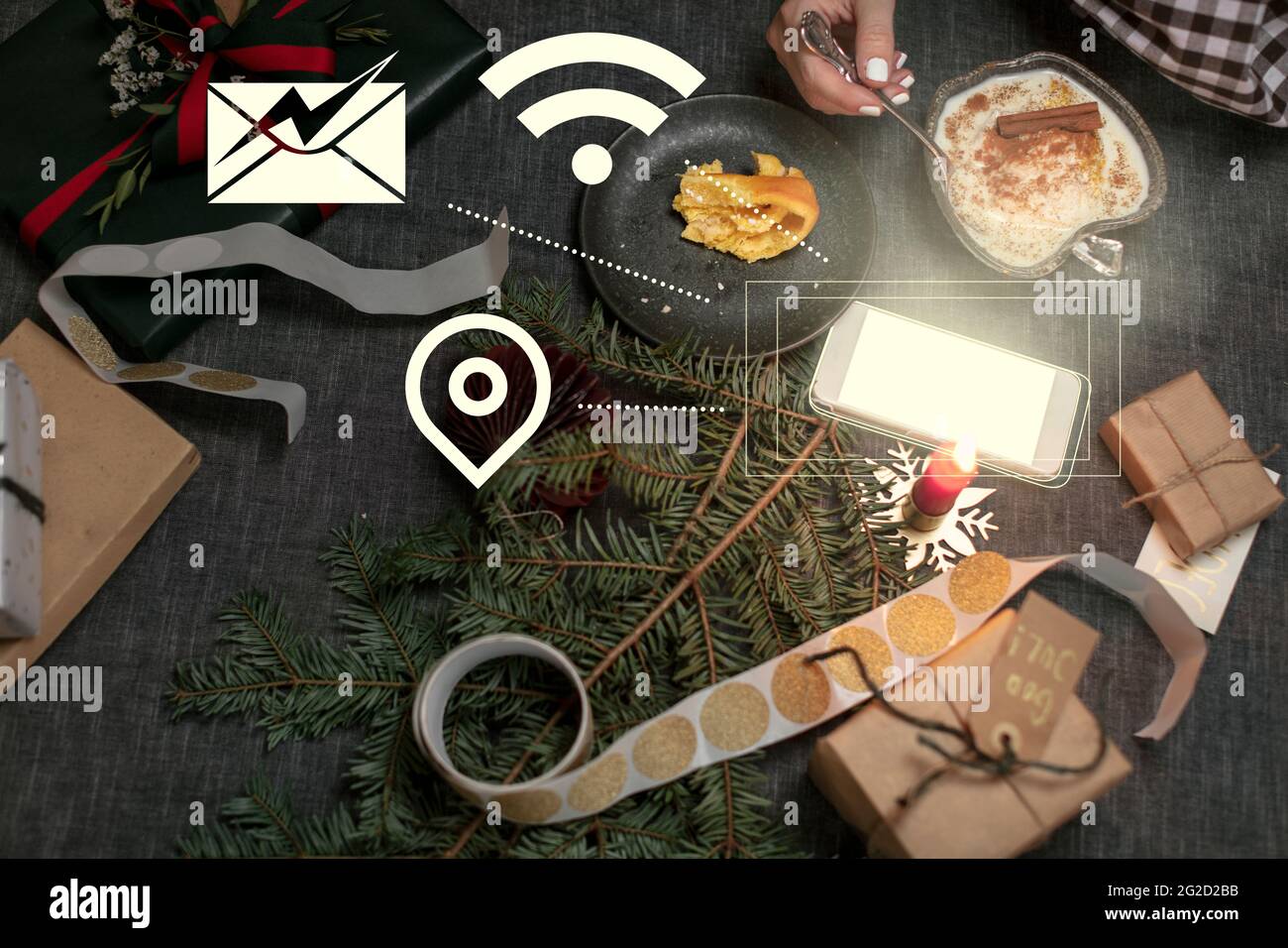 Smart phone e vari servizi Internet segni tra le decorazioni natalizie sul tavolo Foto Stock