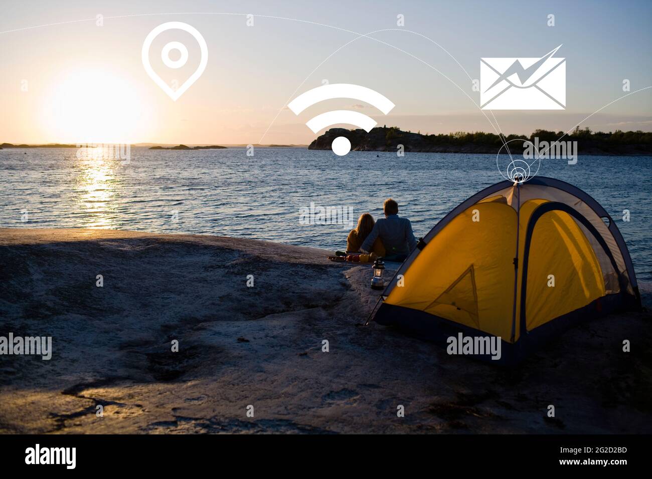 Coppia campeggio al lago e varie icone di servizi Internet Foto Stock