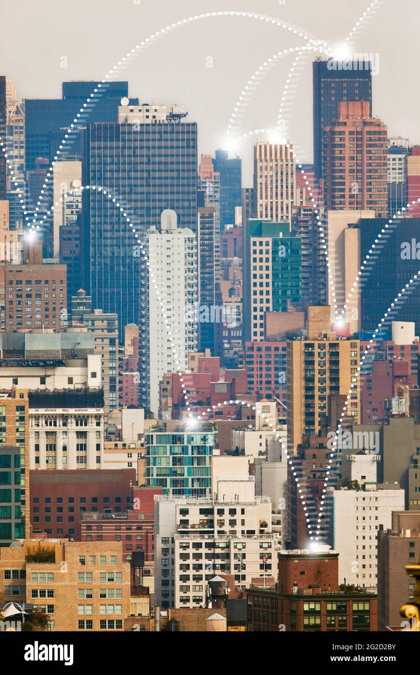 Paesaggio urbano con grattacieli e visualizzazione della connessione Internet Foto Stock