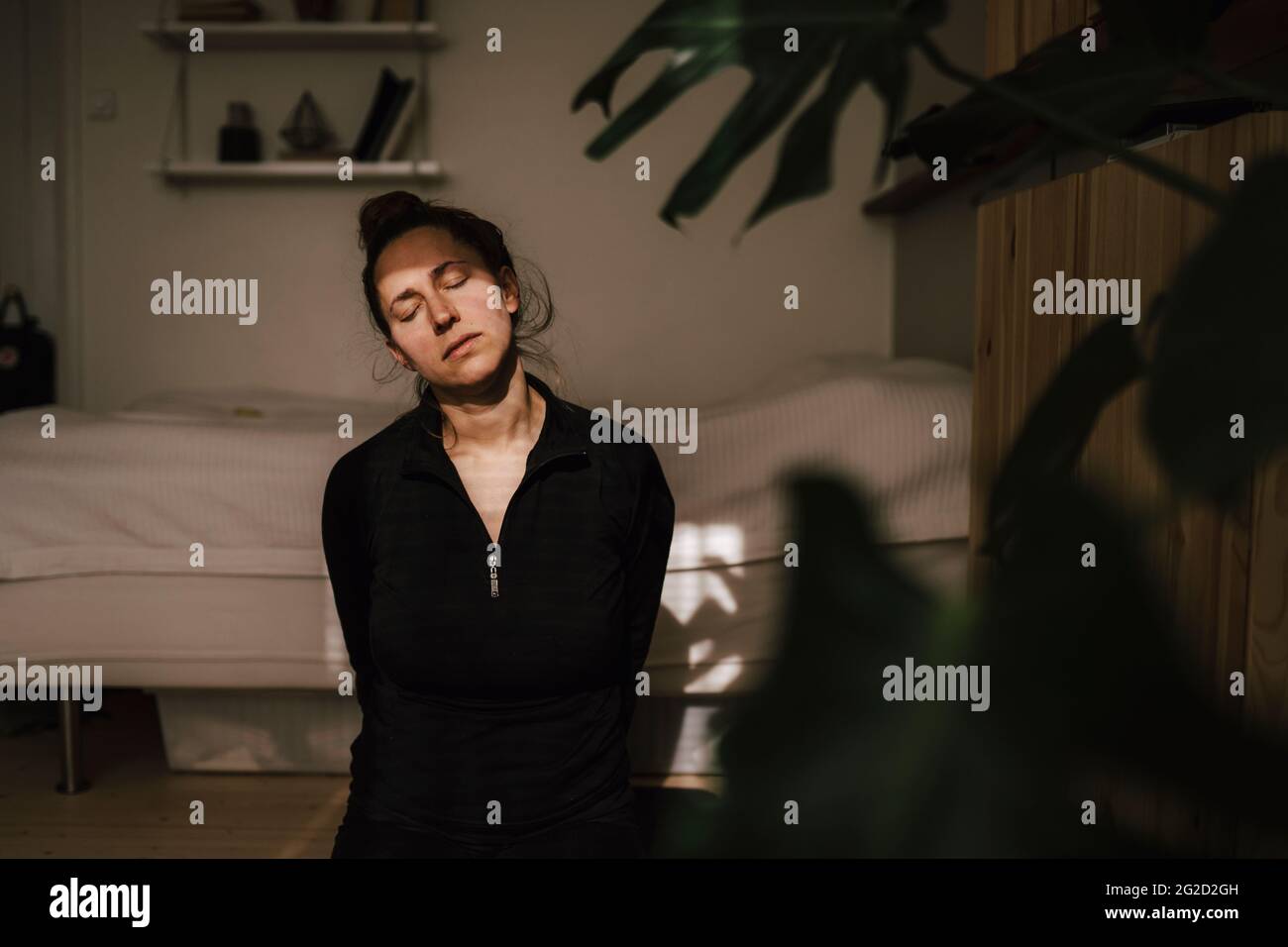 La donna in un momento di relax a casa Foto Stock