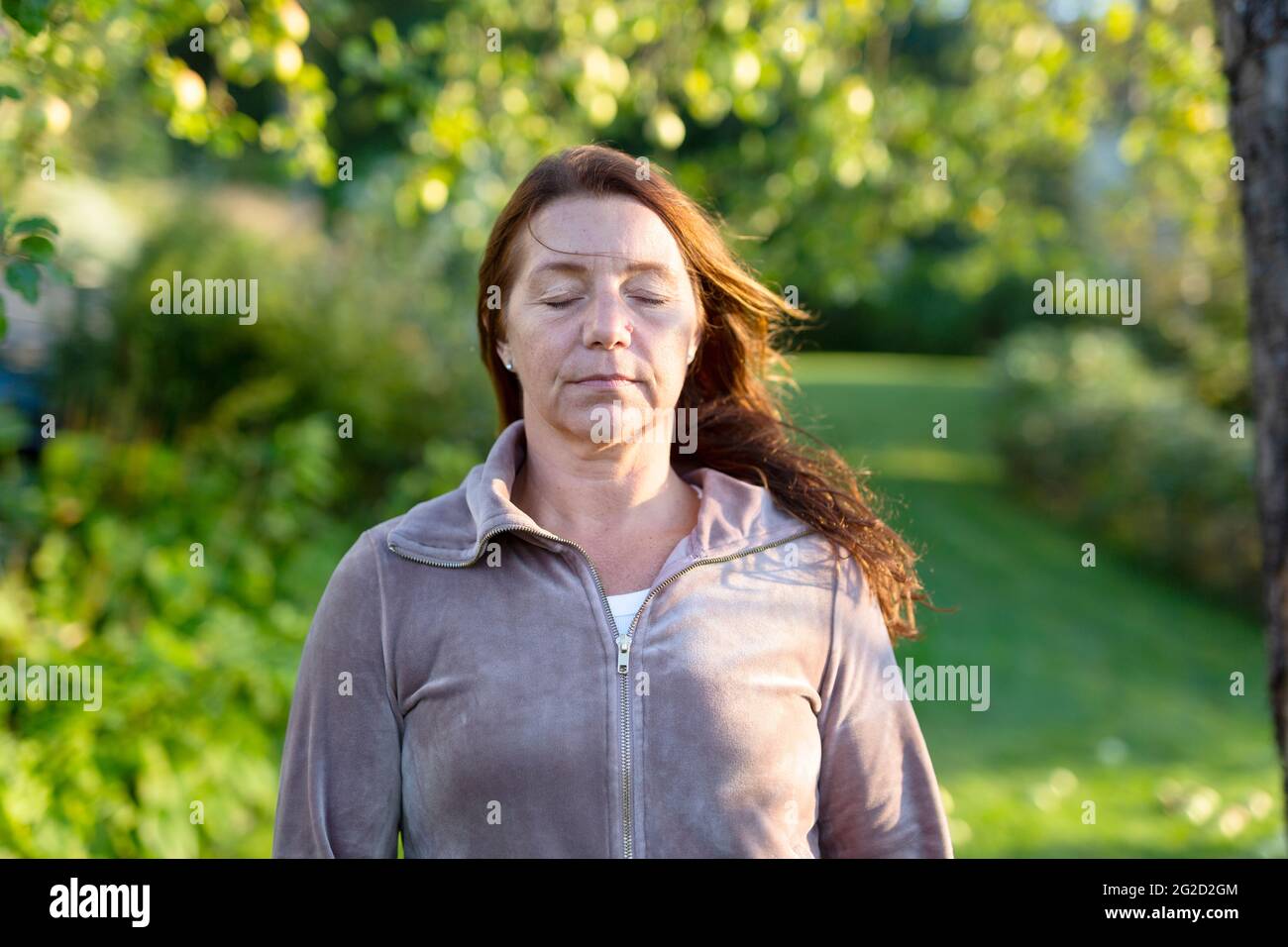 Ritratto di donna con gli occhi chiusi Foto Stock