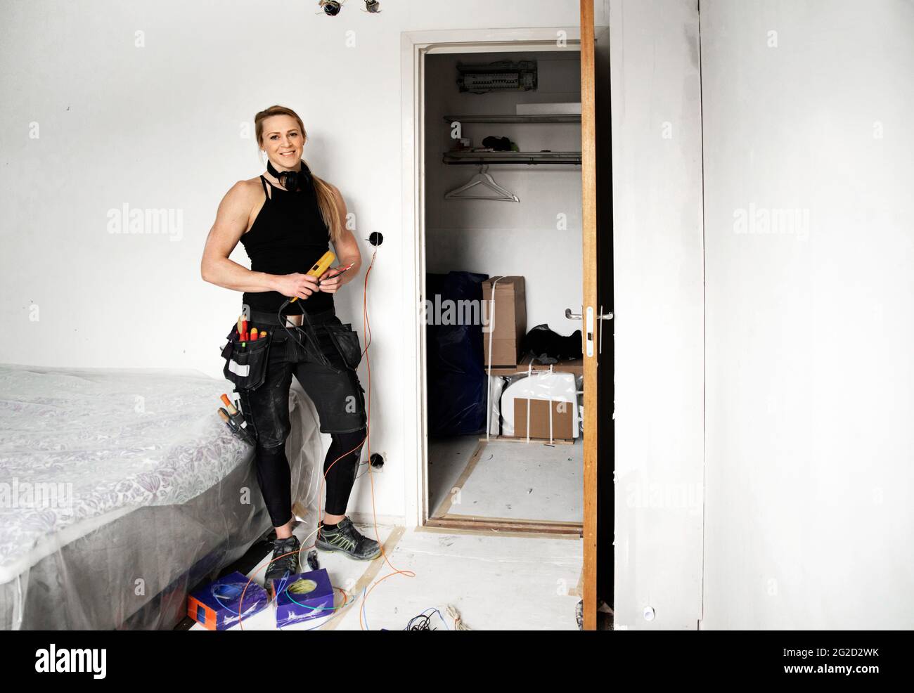 Donna che fa elettricità a casa Foto Stock