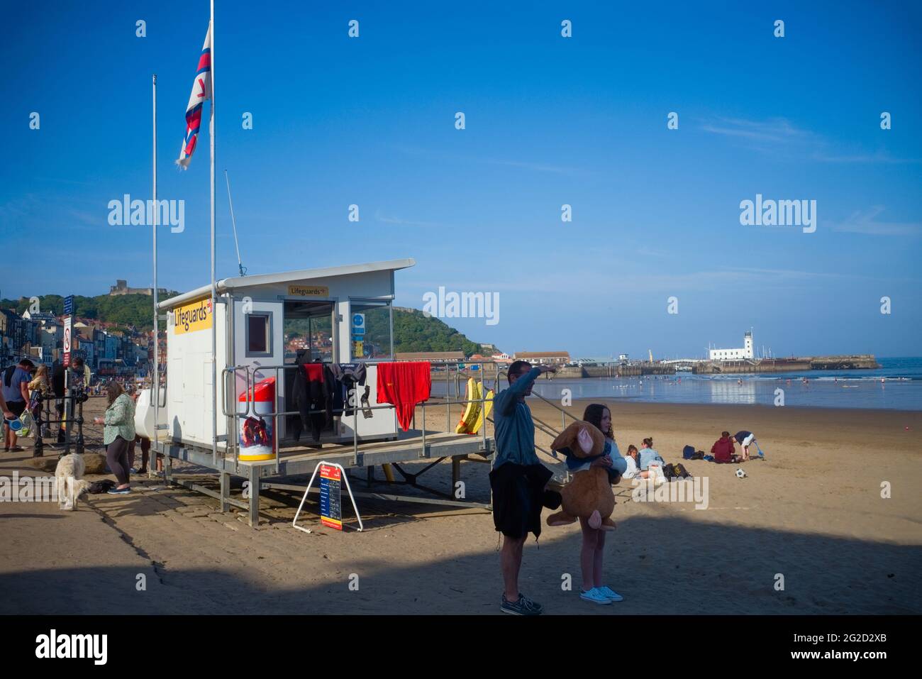 La stazione dei bagnini sulla spiaggia di Scarborough Foto Stock