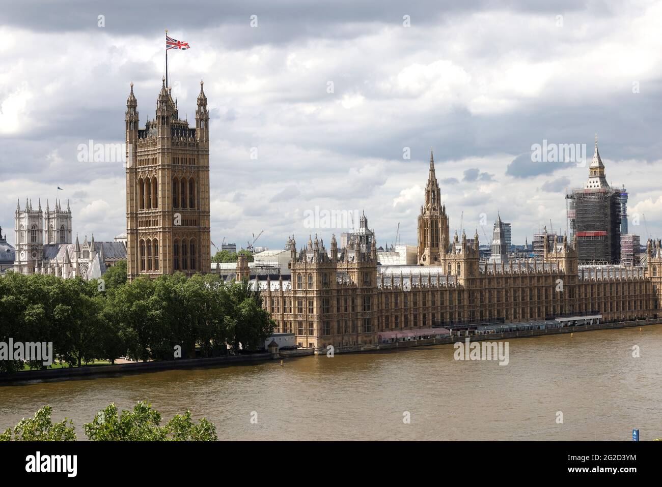 Vista del Tamigi e del Parlamento, tra cui la Elizabeth Tower, conosciuta anche come Big ben sotto l'impalcatura. Foto Stock