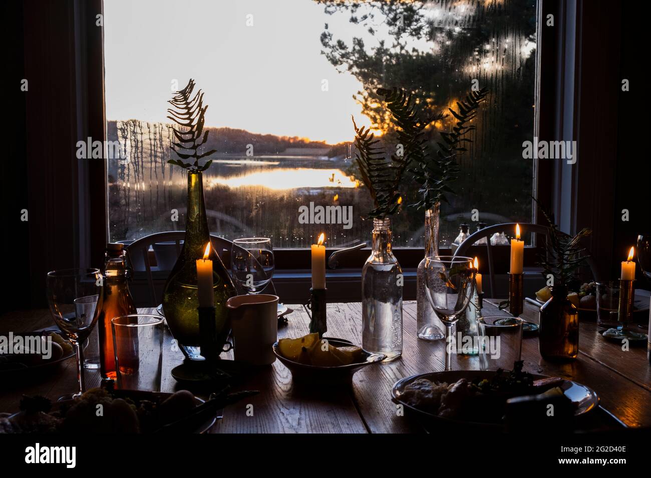 Pasto e candele sul tavolo Foto Stock