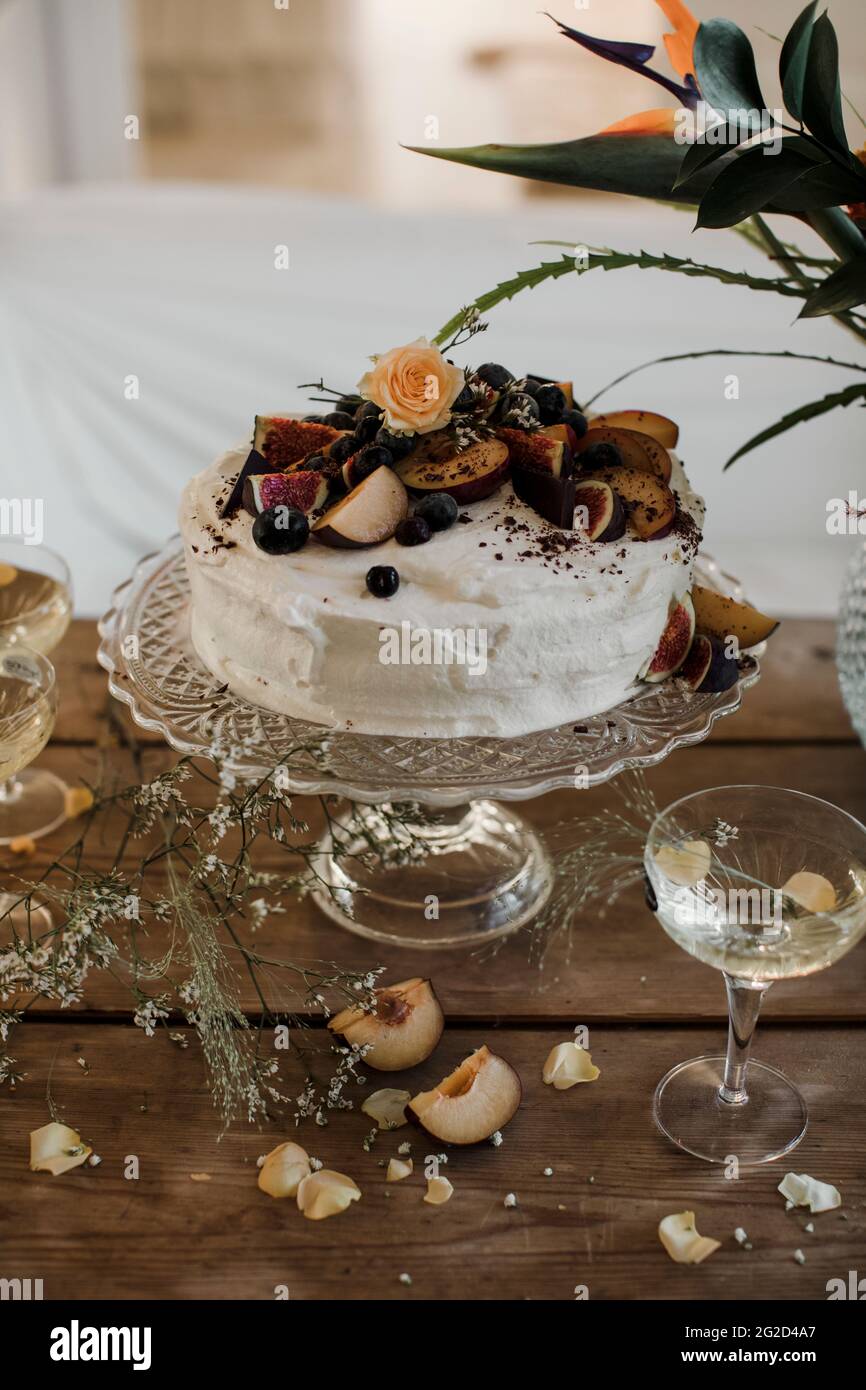 Torta di compleanno su stand torta Foto Stock