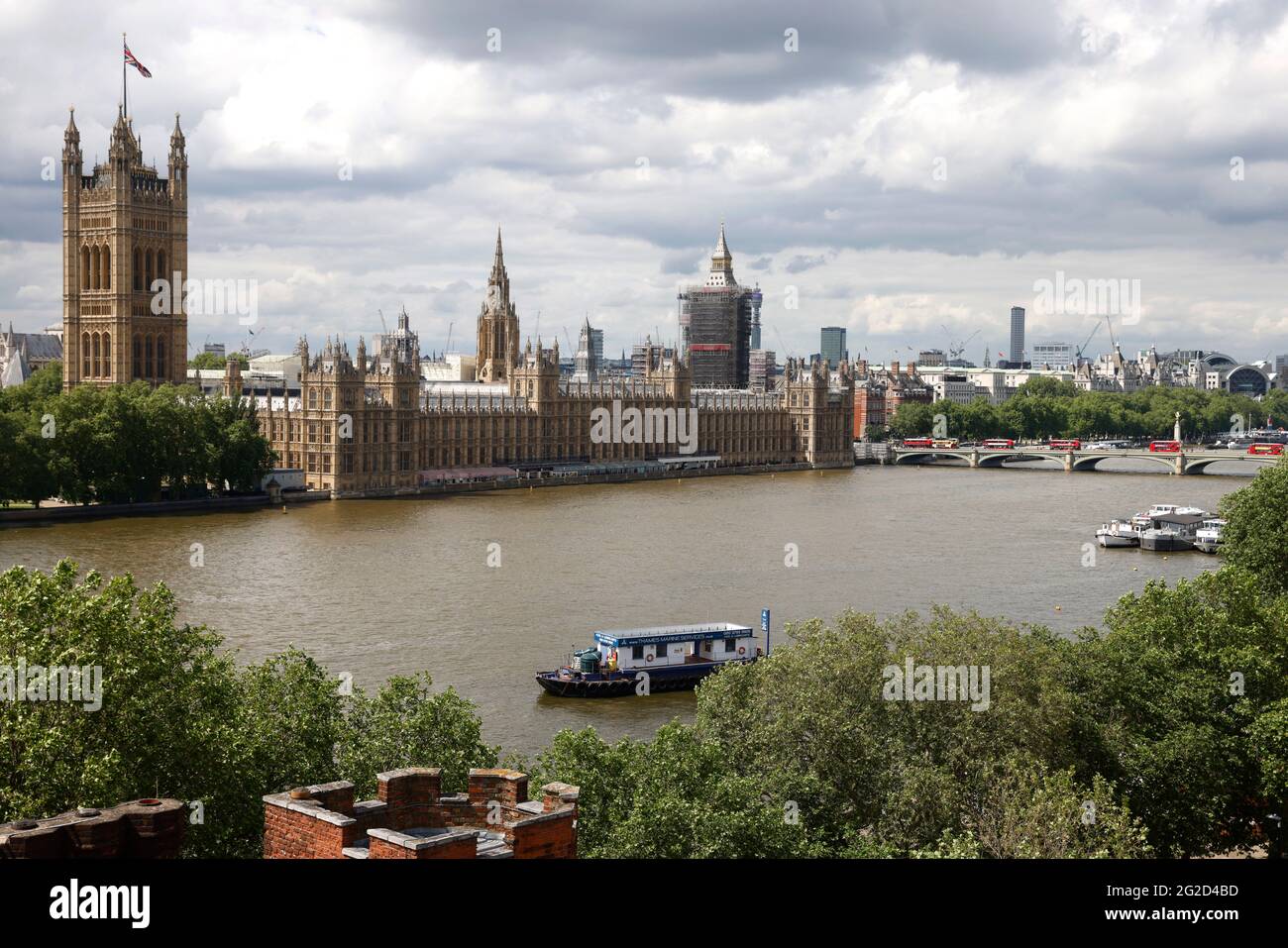 Vista del Tamigi e del Parlamento, tra cui la Elizabeth Tower, conosciuta anche come Big ben sotto l'impalcatura. Foto Stock