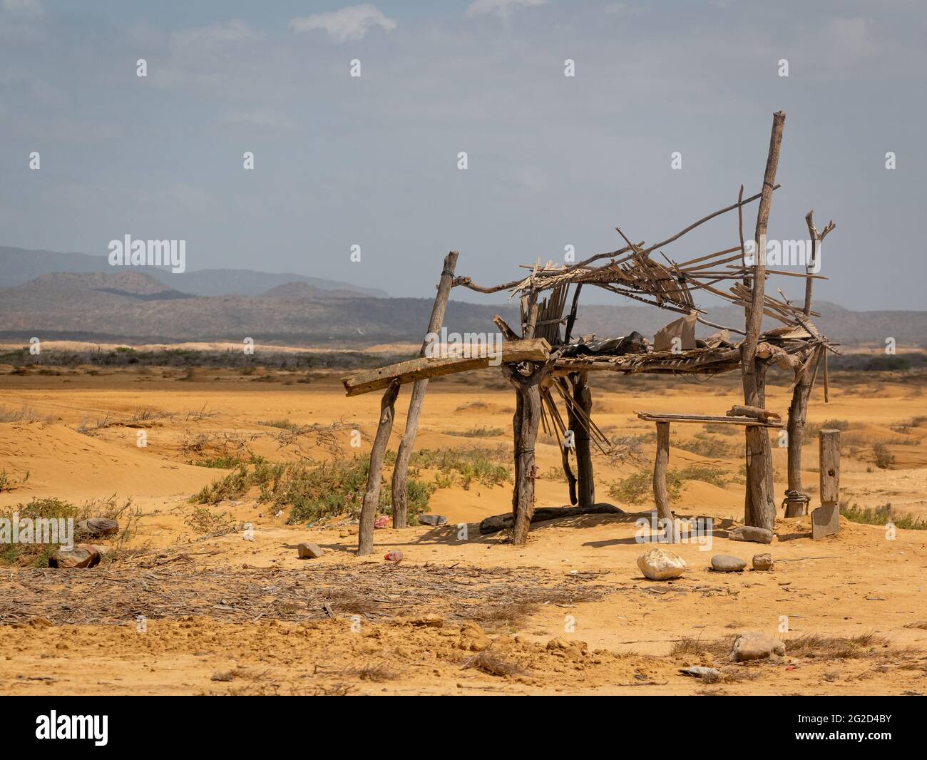 Alcuni tronchi costruiti in un deserto vicino a una baia in Bahia Honda, la Guajira, Colombia Foto Stock