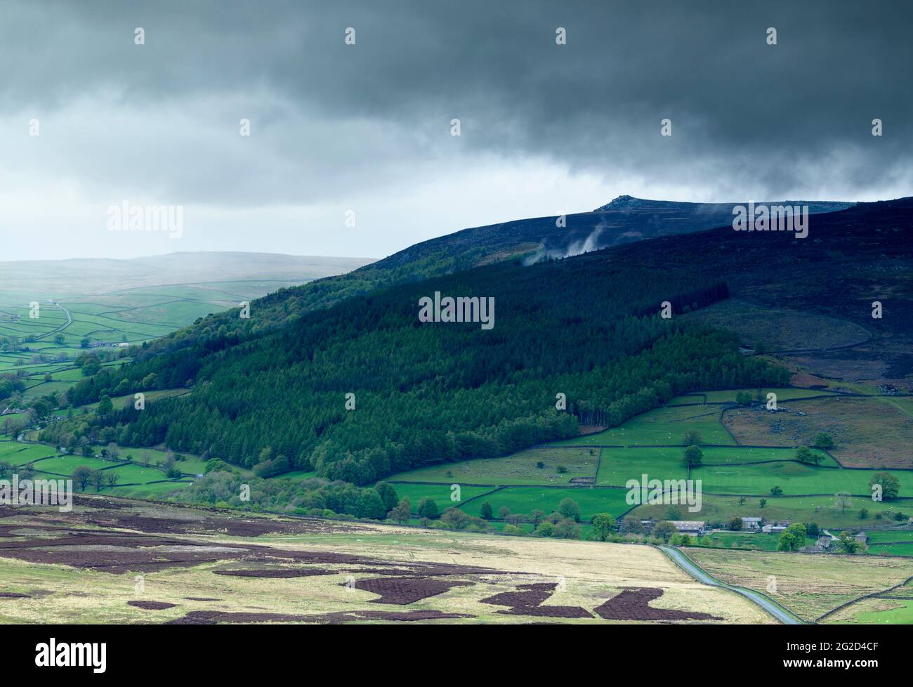 Paesaggio montano panoramico (Wharfedale Valley, Simon's Seat picco, alte campane, pioggia che cade su colline, cielo nuvoloso scuro) - Yorkshire Dales, Inghilterra, Regno Unito. Foto Stock