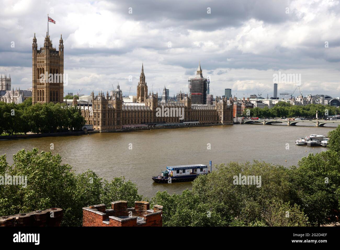 Vista del Tamigi e del Parlamento, tra cui la Elizabeth Tower, conosciuta anche come Big ben sotto l'impalcatura. Foto Stock