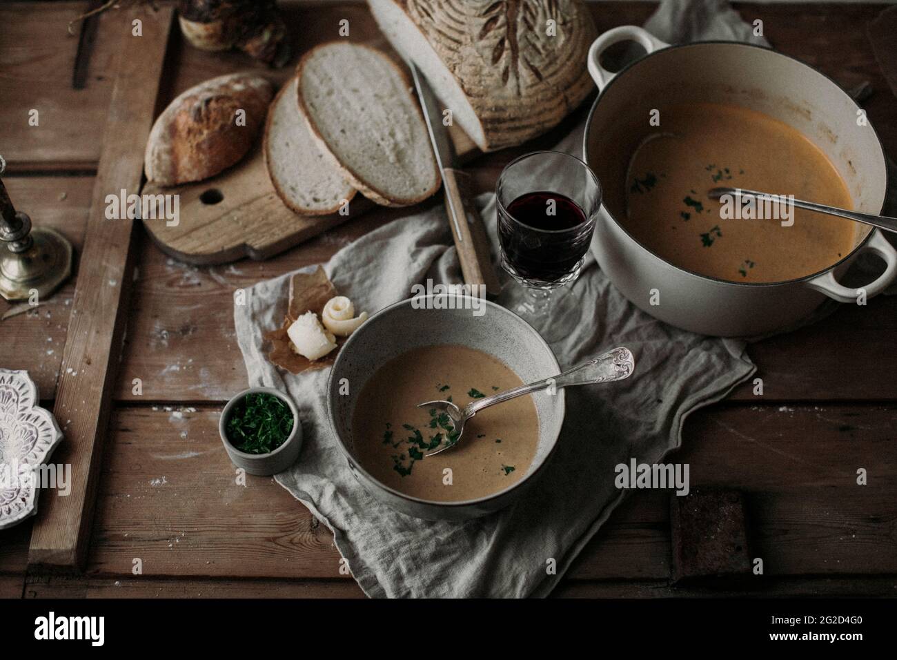 Zuppa e fette di pane fatto in casa Foto Stock