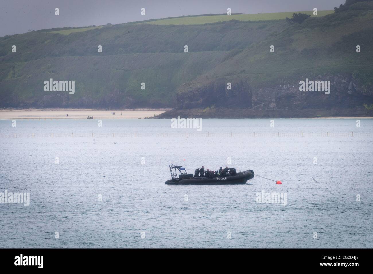 St Ives, Regno Unito. 10 Giugno 2021. La polizia scende in città prima del 47° vertice G7. Una barca che trasporta la polizia controlla la costa di St Ives. Credit: Andy Barton/Alamy Live News Foto Stock