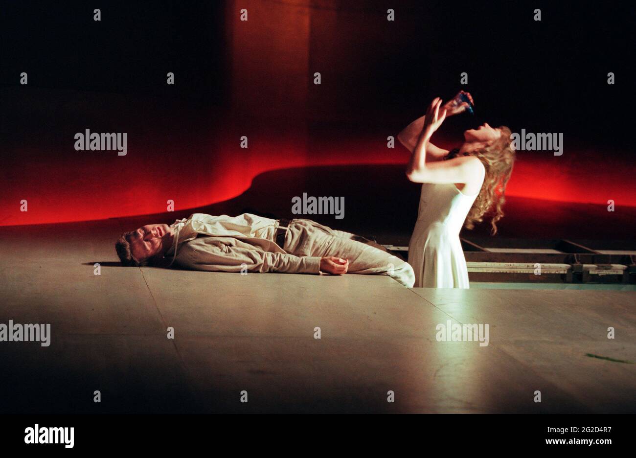 Romeo giace morto, Juliet prende veleno: David Tennant (Romeo), Alexandra Gilbreath (Juliet) a ROMEO E JULIET di Shakespeare alla Royal Shakespeare Company (RSC), Royal Shakespeare Theatre, Stratford-upon-Avon 05/07/2000 musica: Stephen Warbeck design: Tom Piper illuminazione: Chris Davey combatte: Terry King Ranch: Regista: Michael Ranch Foto Stock
