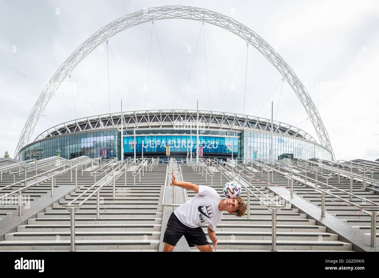 Londra, Regno Unito. 10 giugno 2021. L'ambasciatore dell'Euro 2020 Scott Penders pratica il giocoliere di un calcio al di fuori dello stadio di Wembley per il prossimo campionato europeo di calcio UEFA 2020, dove si esibirà sul campo di Wembley per le partite in Inghilterra e la finale. Il torneo è stato rinviato dal 2020 a causa della pandemia di COVID-19 in Europa e riprogrammato per il 11 giugno al 11 luglio 2021 con partite da disputare in 11 città. Lo stadio di Wembley ospiterà alcuni incontri di gruppo tra cui Inghilterra e Croazia il 13 giugno, nonché le semifinali e la finale stessa. Credit: Stephen Chung / Alamy Live News Foto Stock